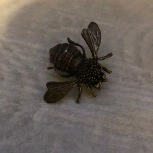 Bee pin